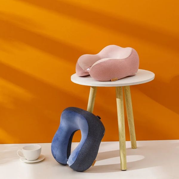 coussin de voyage - coussin pour avion - coussin pour train - coussin pour voiture - coussin pour bureau - coussin à mémoire de forme - coussin de voyage mémoire de forme - VoyagerZen - coussin de voyage en forme de U - coussin cervical voyage - coussin cou voyage - coussin de voyage à capuche -