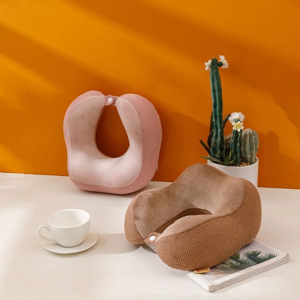 coussin de voyage - coussin pour avion - coussin pour train - coussin pour voiture - coussin pour bureau - coussin à mémoire de forme - coussin de voyage mémoire de forme - VoyagerZen - coussin de voyage en forme de U - coussin cervical voyage - coussin cou voyage - coussin de voyage à capuche -