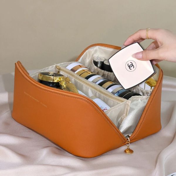 trousse de toilette - trousse de toilette de voyage - trousse de toilette voyage - trousse de toilette femme - trousse de toilette homme - tousse de toilette avion - tousse de toilette cabine - trousse de toilette imperméable - trousse de toilette coton - trousse de maquillage cuir PU - trousse maquillage de voyage - trousse de maquillage PVC - trousse kit de rasage - VoyagerZen -