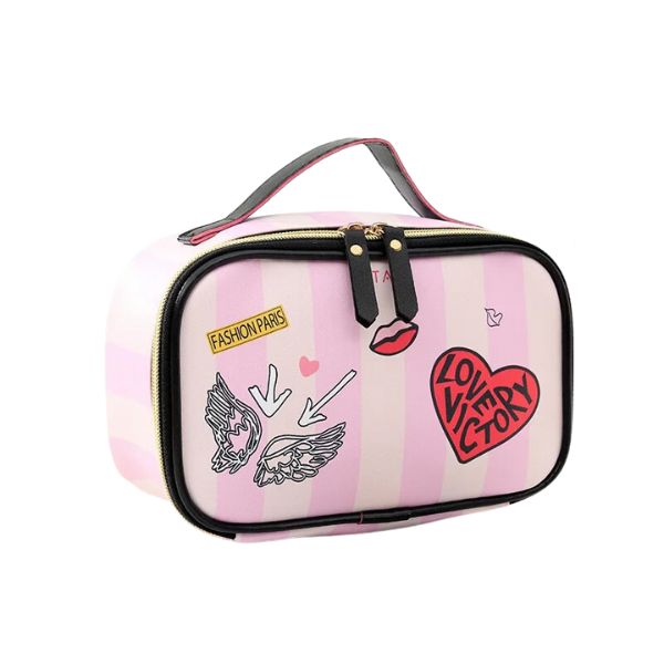 trousse de toilette - trousse de toilette voyage - trousse de toilette femme - tousse de toilette avion - tousse de toilette cabine - trousse de toilette imperméable - trousse de maquillage cuir PU - trousse maquillage de voyage - trousse de maquillage PVC - VoyagerZen - trousse de toilette en cuir PU - trousse de toilette ado - trousse de toilette fille - trousse de maquillage ado - trousse de maquillage fille -