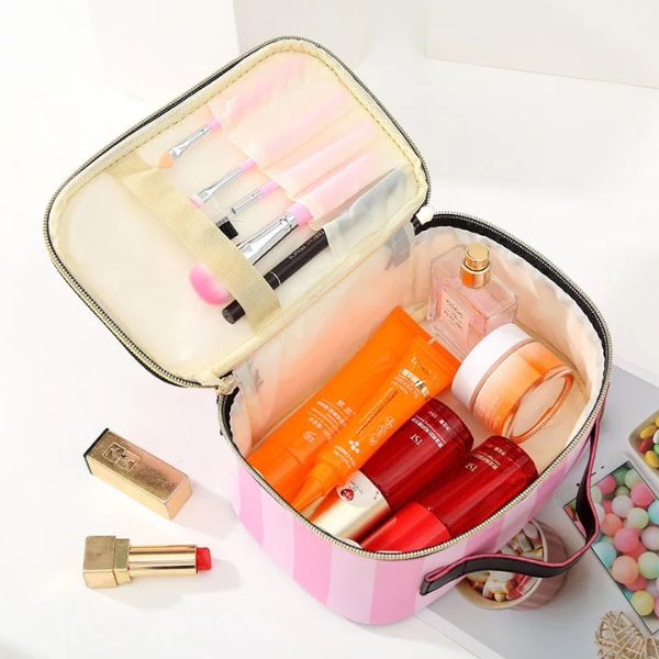 trousse de toilette - trousse de toilette voyage - trousse de toilette femme - tousse de toilette avion - tousse de toilette cabine - trousse de toilette imperméable - trousse de maquillage cuir PU - trousse maquillage de voyage - trousse de maquillage PVC - VoyagerZen - trousse de toilette en cuir PU - trousse de toilette ado - trousse de toilette fille - trousse de maquillage ado - trousse de maquillage fille -